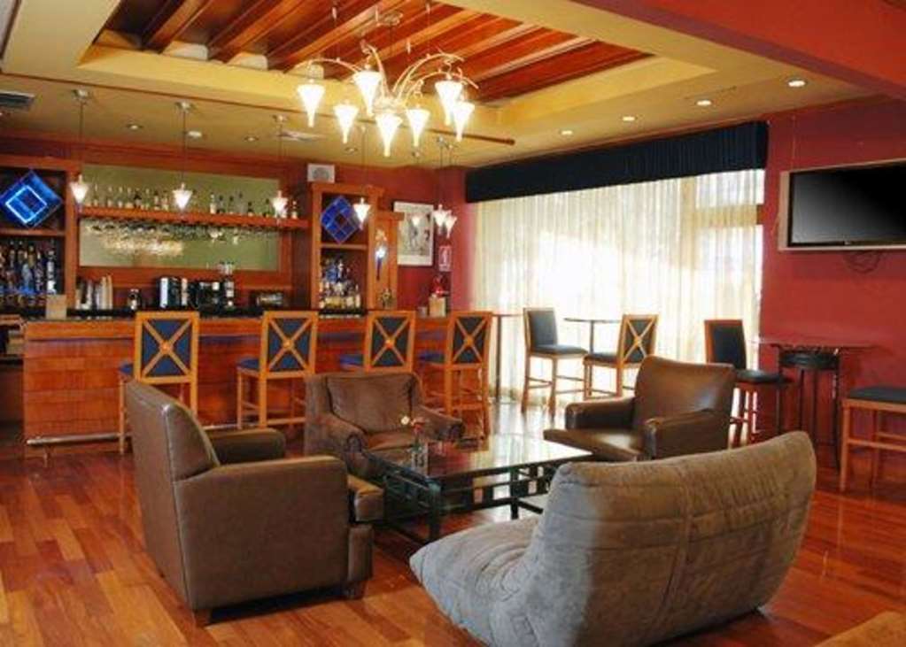 Suites Las Palmas, Hotel & Apartments. サンサルバドル レストラン 写真